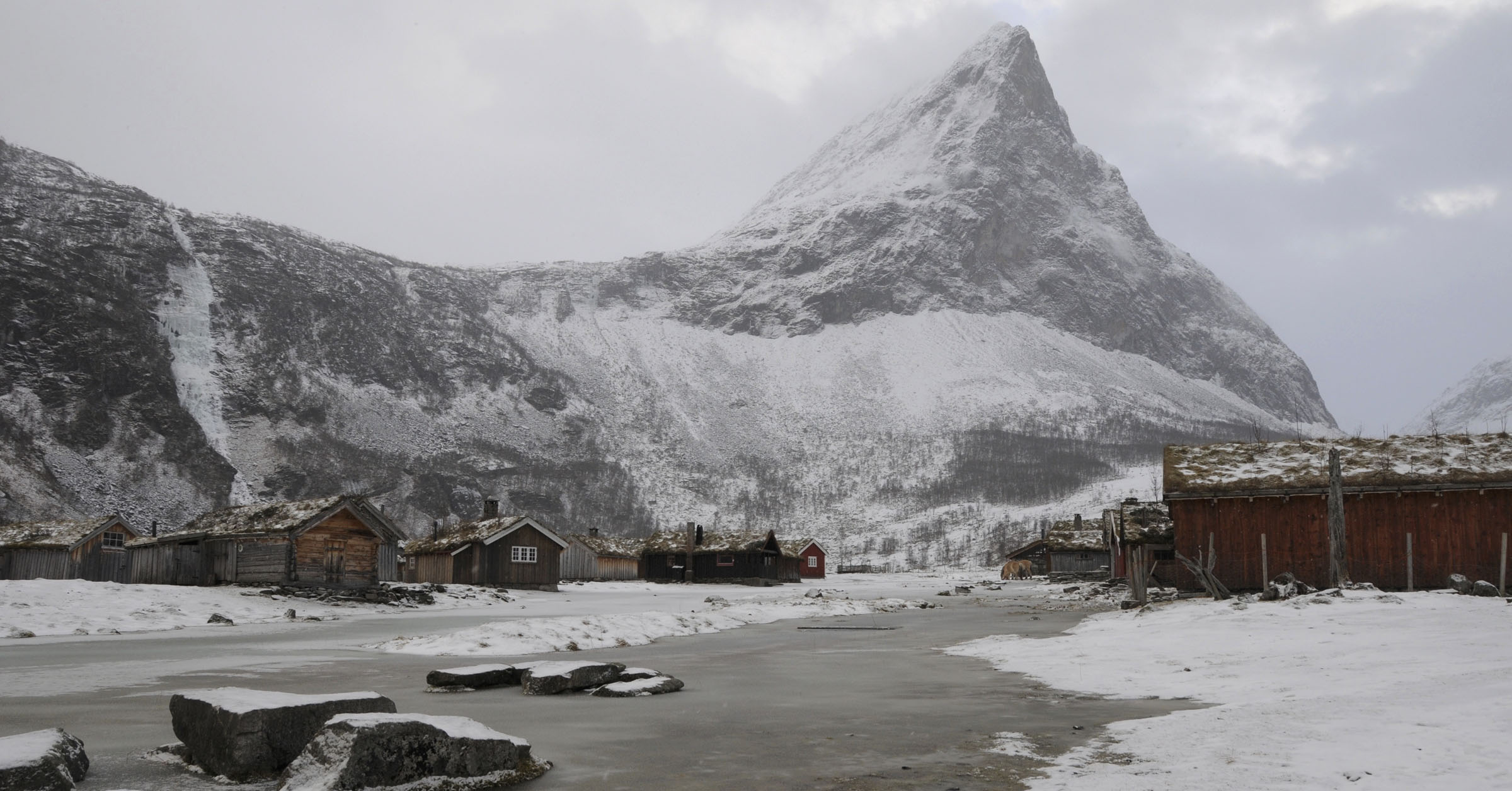 Fjord kommune har fire flotte årstider med store kontrastar. Vinteren kan vere både snørik og stormfull, men byr også på vakre omgjevnadar.